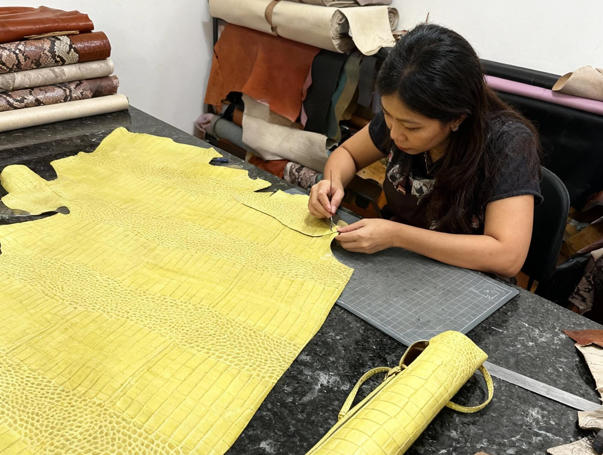 This_light_yellow_leather...ands_only_cannot_see_face22